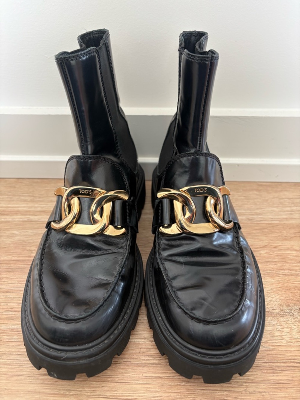 TOD'S Black Leather Chain-Accent Women’s Catena Chelsea Gomma Pesante Boots 38